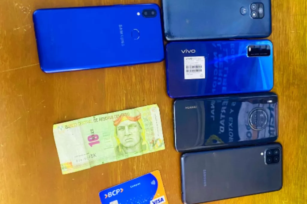Cinco celulares, una tarjeta de crédito y dinero en efectivo se incautó a banda en Trujillo.
