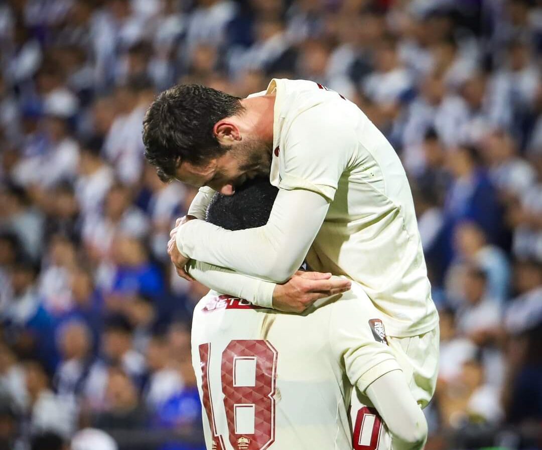 Clásico es dar la vuelta en tu casa: Universitario vence 2-0 a Alianza y se lleva el título