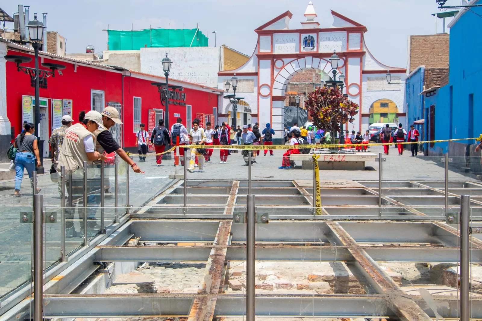 Trujillo: retiran deteriorados paneles protectores de estructuras coloniales en Plazuela El Recreo La Dirección Desconcentrada de Cultura de La Libertad, dependiente del Ministerio de Cultura, ha confirmado la retirada inconsulta de los paneles de vidrio templado que resguardaban las antiguas estructuras del sistema de abastecimiento de agua de Trujillo, datadas desde el siglo XVI.