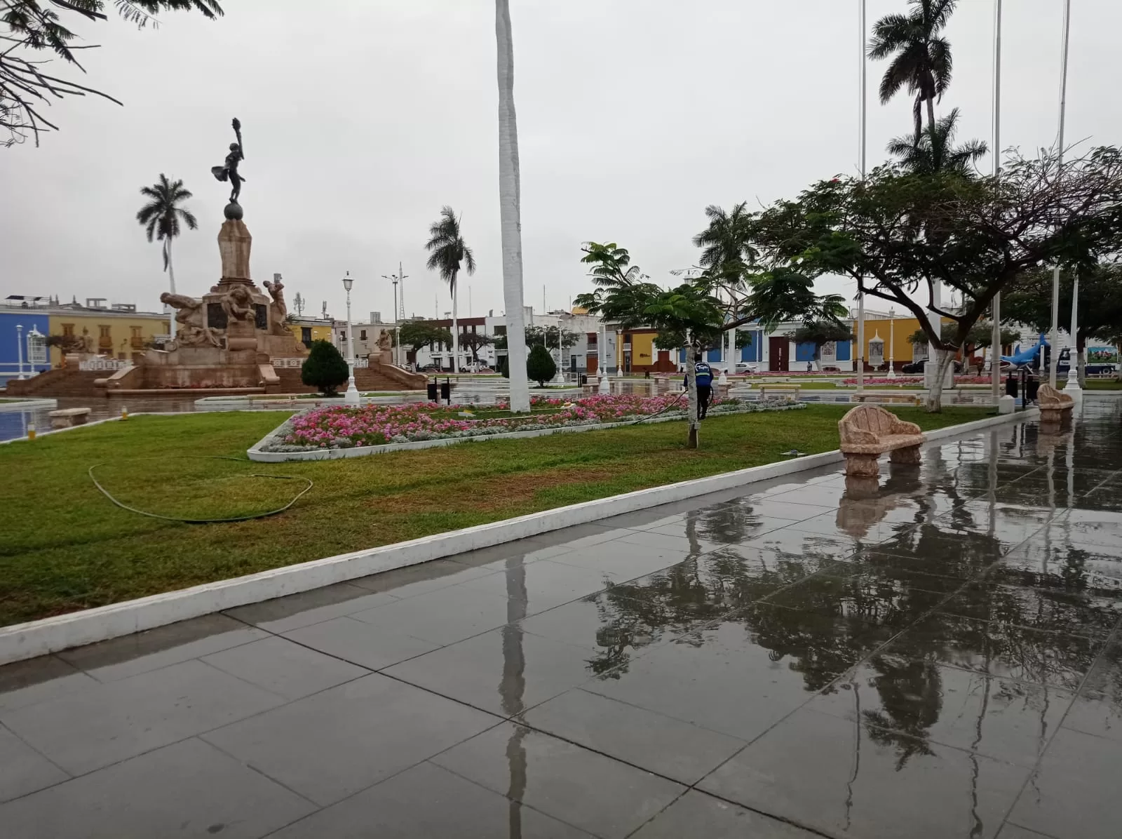 Trujillo: lluvias sorprenden a ciudadanos de madrugada y deja calles anegadas Defensa Civil descartó riesgos inminentes en cuanto a desbordamientos de quebradas en Trujillo. Lluvias iniciaron anoche en las provincias de Pacasmayo y Chepén.