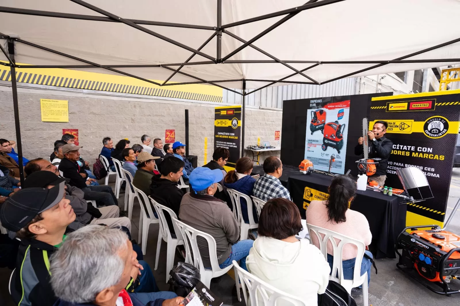 Capacitaciones de construcción regresan a Trujillo con innovadoras ferias Sodimac Constructor y Maestro están entusiasmados por retomar sus populares capacitaciones presenciales, esta vez bajo el emocionante formato de Ferias de Construcción. Tras el éxito de las ediciones anteriores en diferentes provincias, estas ferias ofrecen oportunidades únicas de aprendizaje para los miembros del Círculo de Especialistas de Sodimac Constructor y Maestro (CES), el primer programa de fidelización diseñado específicamente para profesionales de la construcción.