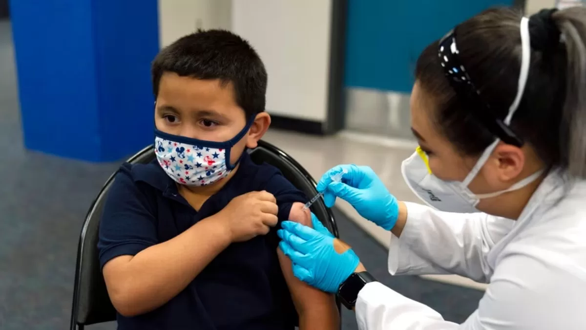 Jornada de Vacunación: las dosis que un bebé, niño o adolescente debe tener sí o sí Hasta el 26 de noviembre, todo peruano puede acceder a la Segunda Jornada Nacional de Vacunación, una iniciativa de vital importancia destinada a reforzar la protección contra 29 enfermedades, incluyendo el temido COVID-19.