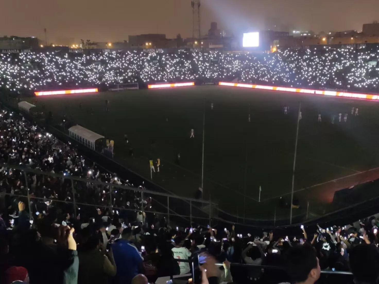 El apagón está saliendo muy caro a Alianza Lima. La Comisión Disciplinaria de la Federación Peruana de Fútbol (FPF) le acaba de aplicar una drástica sanción económica y cierre del estadio Matute.