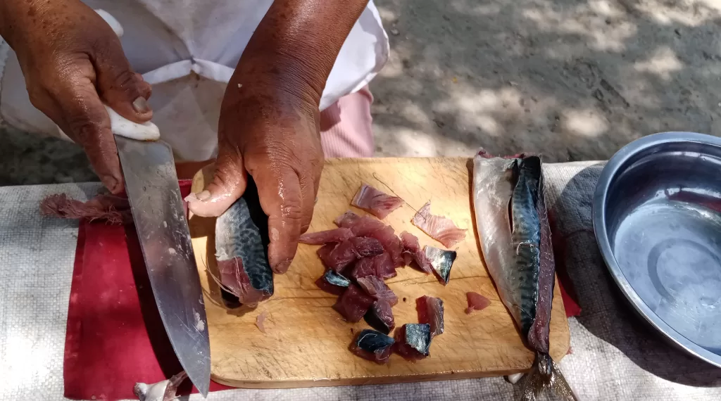 Una vendedora de Piura corta caballa, el pescado que será usado para preparar cebiche.