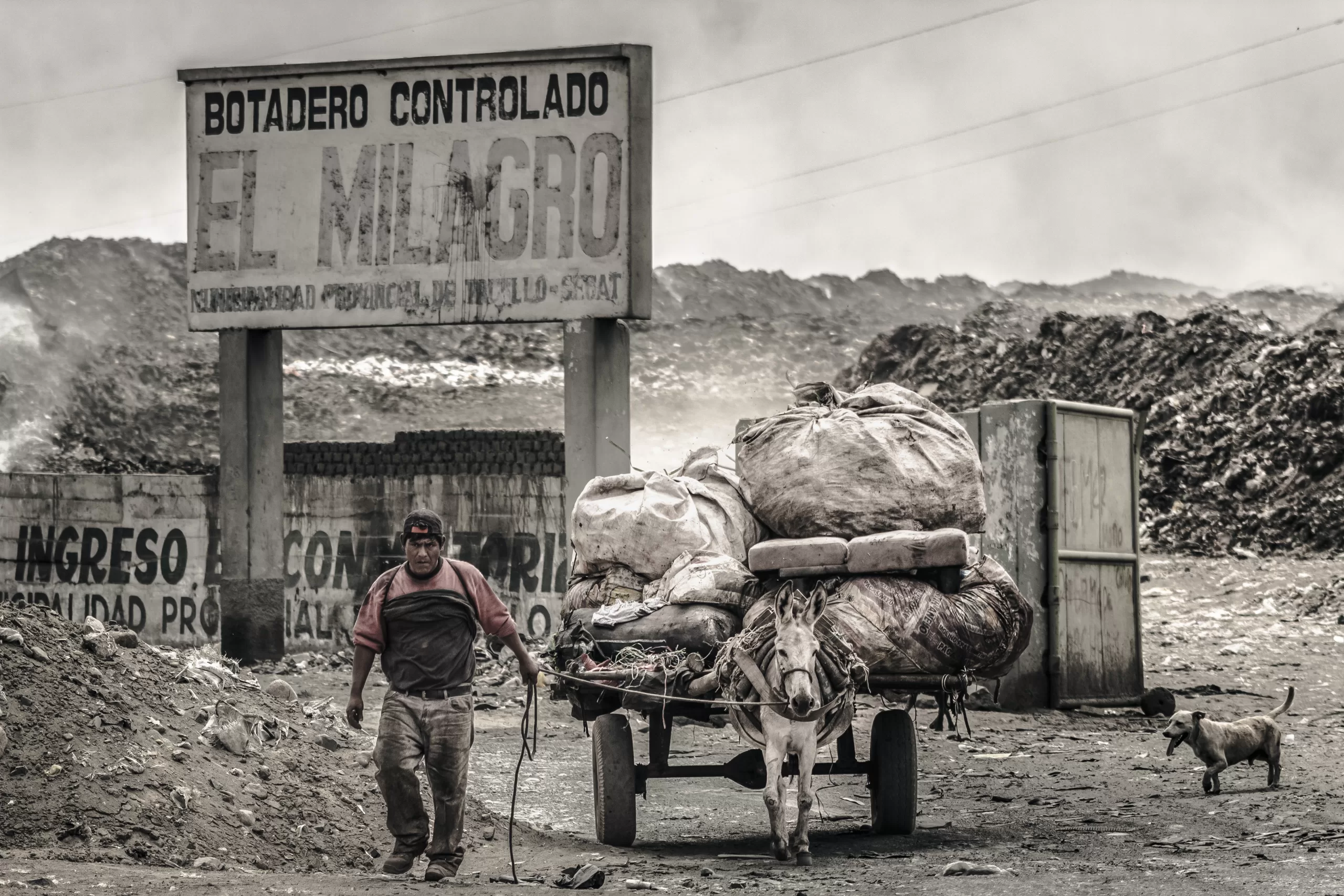 Un hombre empuja una carreta que sale del botadero de Trujillo.