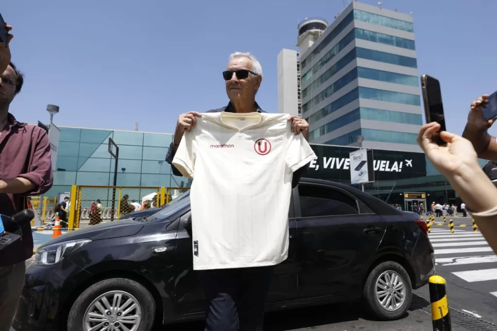 Fossati muestra la camiseta de Universitario de Deportes de Perú al llegar a Lima.