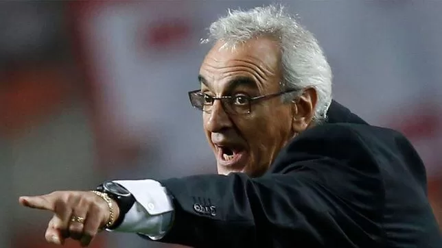 Fossati señala con su índice derecho.