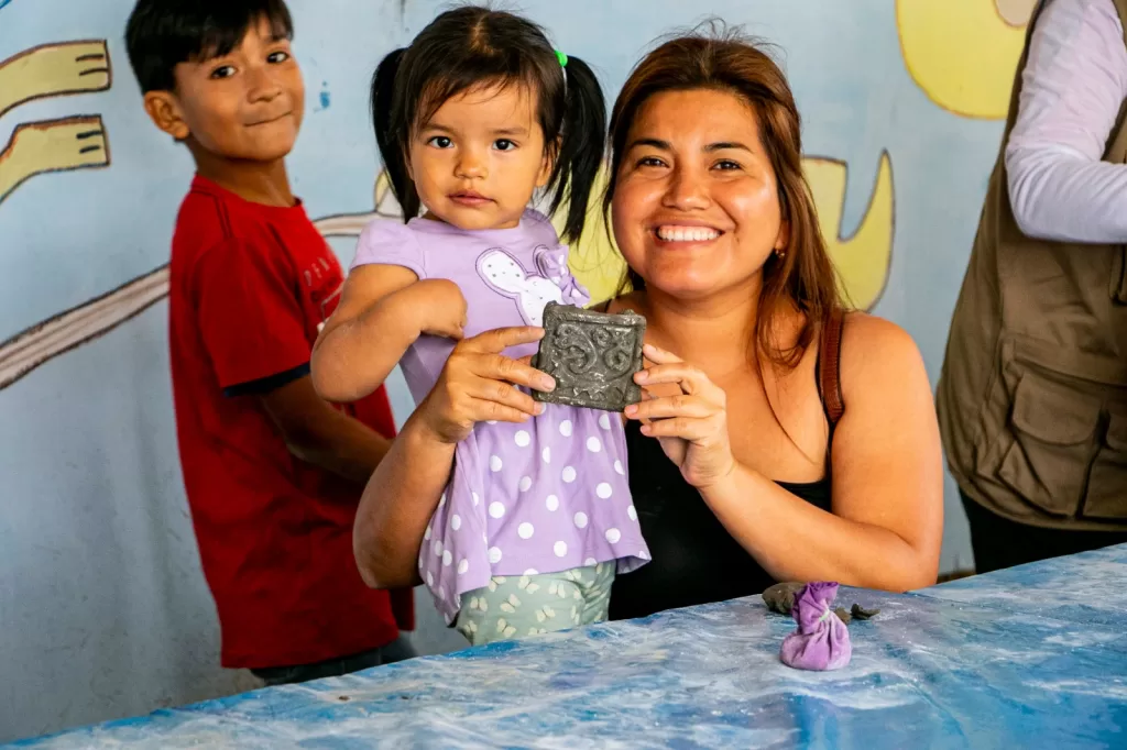 Chan Chan en Trujillo. Una madre y su hija muestran una figura de la cultura Chimú.
