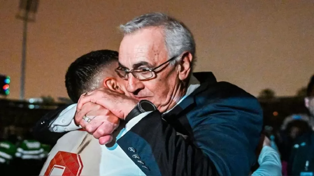 Fossati abraza a uno de sus futbolistas tras ganar el campeonato peruano con Universitario en el estadio de Alianza Lima.