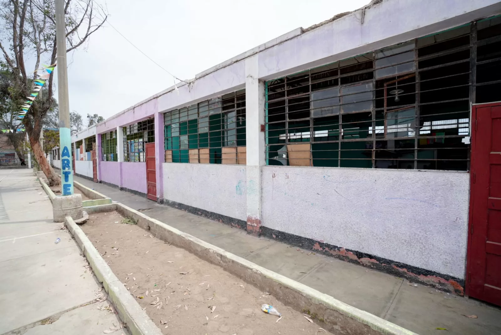 Florencia de Mora: se reconstruirá emblemático colegio Túpac Amaru Así lo anunció el Gobierno Regional de La Libertad. Gobernador César Acuña, además, afirmó que se ejecutará un Plan de Seguridad Ciudadana para La Esperanza, Florencia de Mora y El Porvenir.