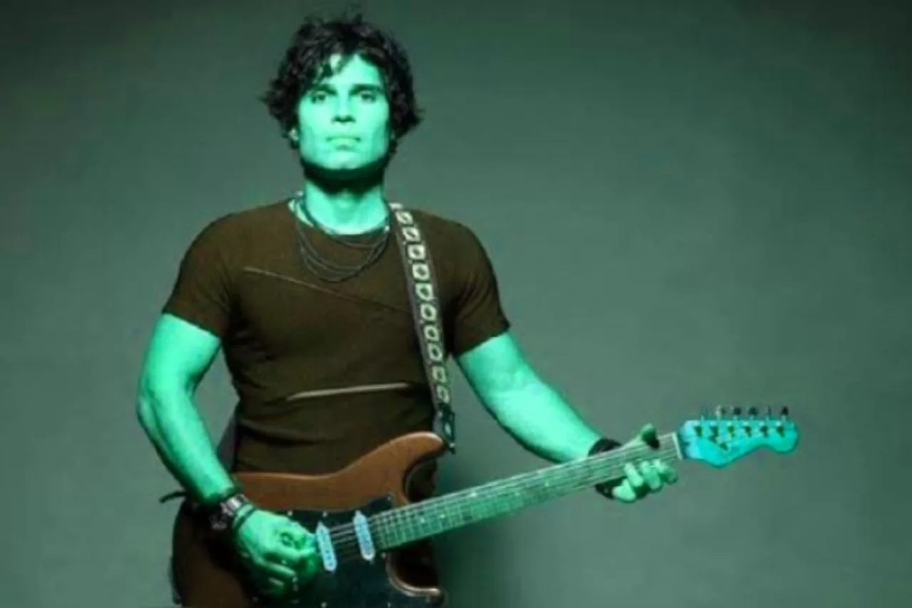 Adiós a un ícono del pop-rock peruano. Pedro Suárez-Vértiz partió hacia la eternidad este 28 de diciembre, pero deja un legado imborrable.