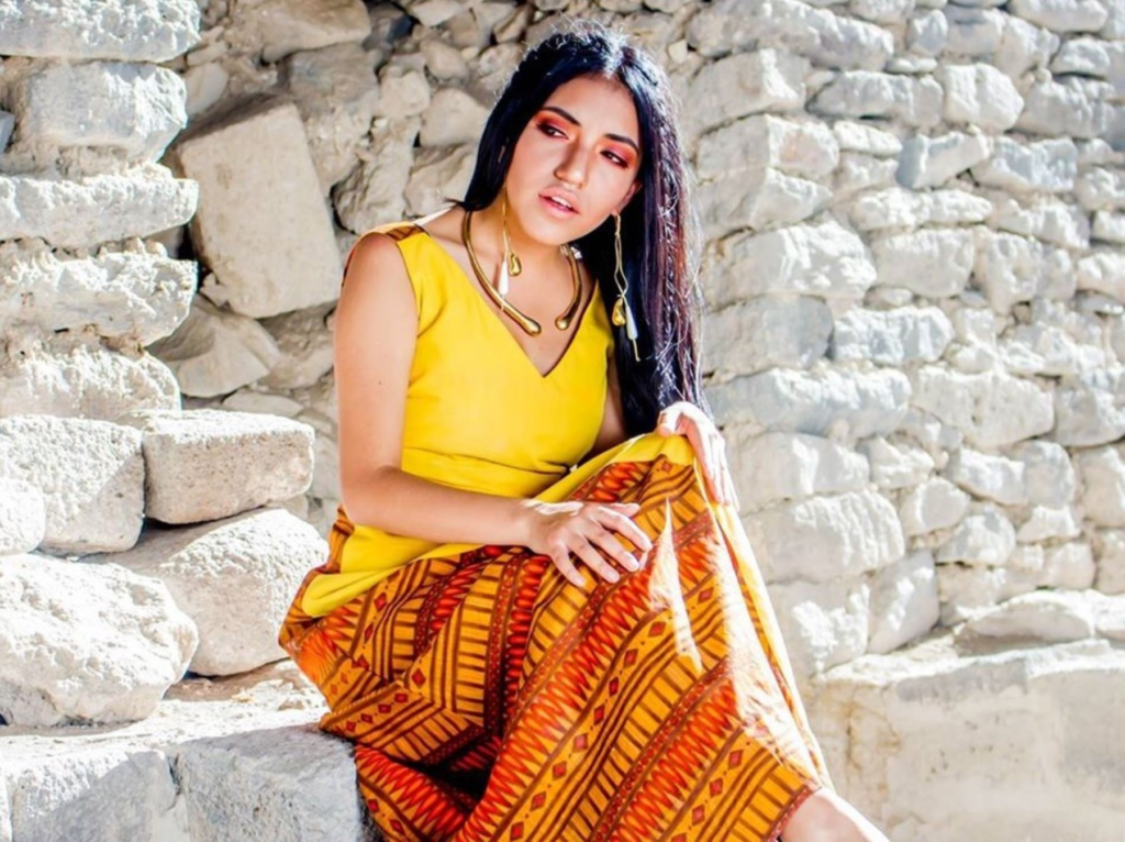 Renato Flores, la rapera peruana, que une la música andina con ritmos modernos, viste trajes incas y posa delante de una ruinas incas. 