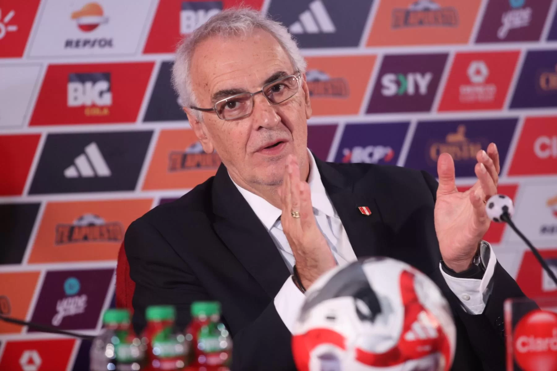 Fossati: “Tengo el orgullo de dirigir a una selección, pero no prometo resultados mágicos” Jorge Fossati fue presentado oficialmente como DT de la Selección Peruana en la Videna. Aseguró que la meta son las Clasificatorias, pero espera hacer una gran Copa América.