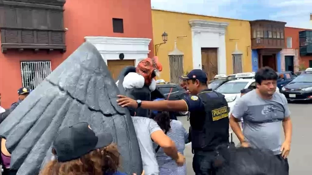 Agentes de Seguridad Ciudadana de Trujillo retiran la escultura de cóndor que instaló Arturo Fernández. Mario Reyna dio la orden de sacarla de la plaza mayor.