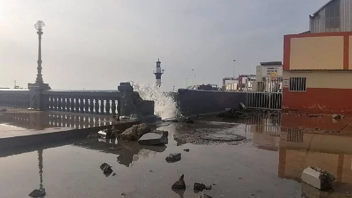 Fuertes oleajes hacen que autoridades tomen medidas de precaución y cierre temporal de accesos a zonas costeras de La Punta y el Callao.