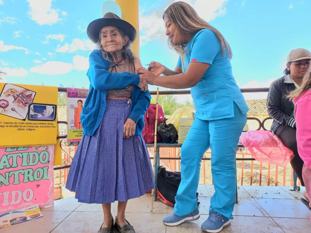 Una anciana recibe la dosis bivalente contra la covid-19, en La Libertad.
Foto: Gobierno Regional.