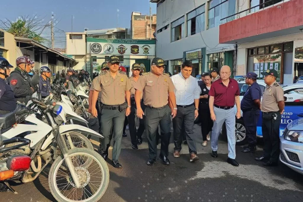 General Zavala acompañado de las autoridades de La Libertad. El jefe policial declaró sobre el presunto secuestro del empresario minero.