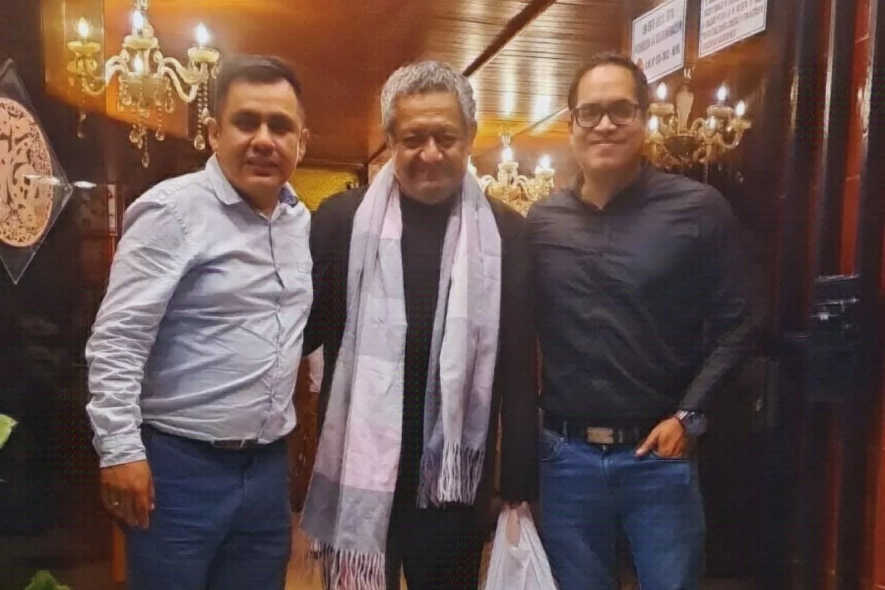 El último chifa con Eloy Jáuregui En octubre de 2023, Eloy Jáuregui ofreció un taller por el Día del Periodista en Chimbote y el equipo de BuenaPepa acompañó al escritor peruano en toda su estadía en la Capital de la Pesca y el Acero.