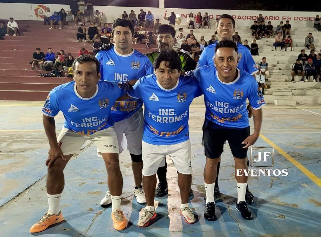 Cueva: anunció lesión y que se operará en Europa, pero aparece jugando ‘pichanga’ Cueva, aún sin equipo, fue visto en un partido de fulbito cerca de su barrio en Víctor Larco. Hace unos días informó que estaba lesionado y que se operará en Europa para volver pronto a la Selección.