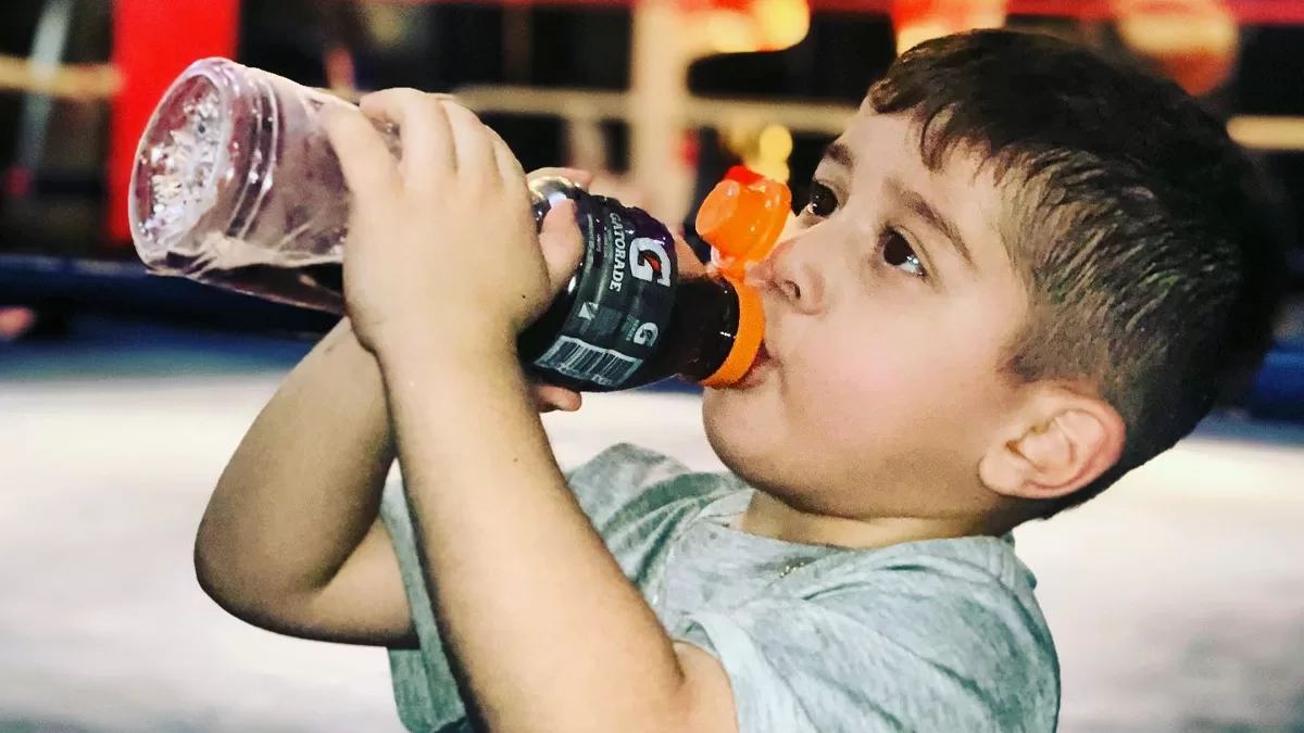 Cuidado con las bebidas rehidratantes para niños en verano. EsSalud señala que estos productos podrían dañar los riñones.