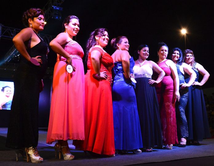 Concursantes de Miss Gordita posan en la pasarela del coliseo de La Esperanza. 