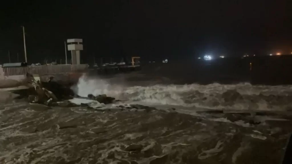 Oleajes de noche en La Punta, Callao.