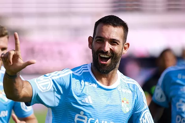 El goleador uruguayo Martín Cauteruccio podría perderse la temporada tras demanda millonaria del club argentino.