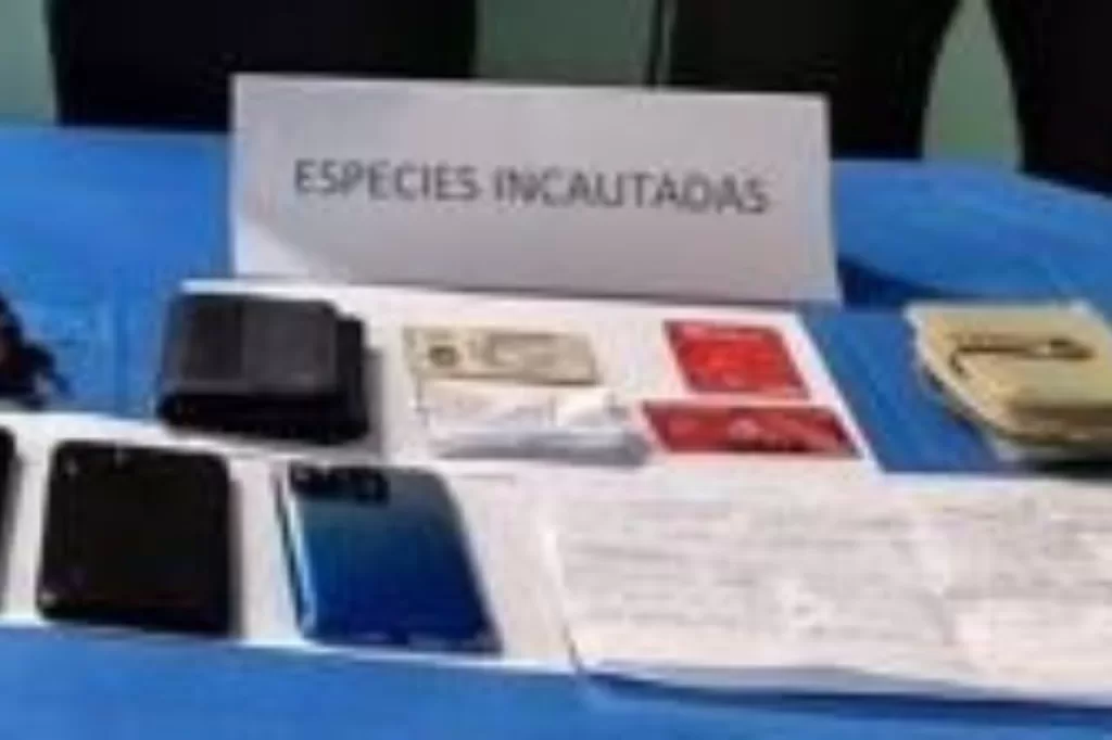 La Policía incautó celulares y una carta extorsiva a los tres detenidos en Virú, La Libertad. 