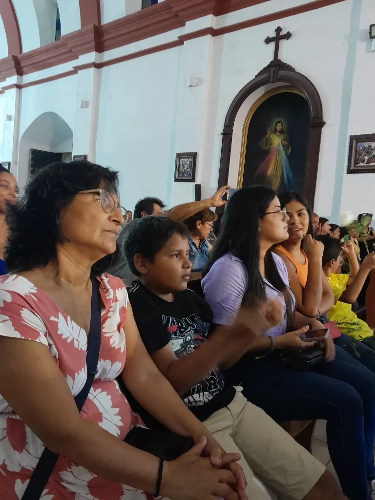 Público disfruta del concierto de la Orquesta Sinfónica de Trujillo en la iglesia de Huanchaco.