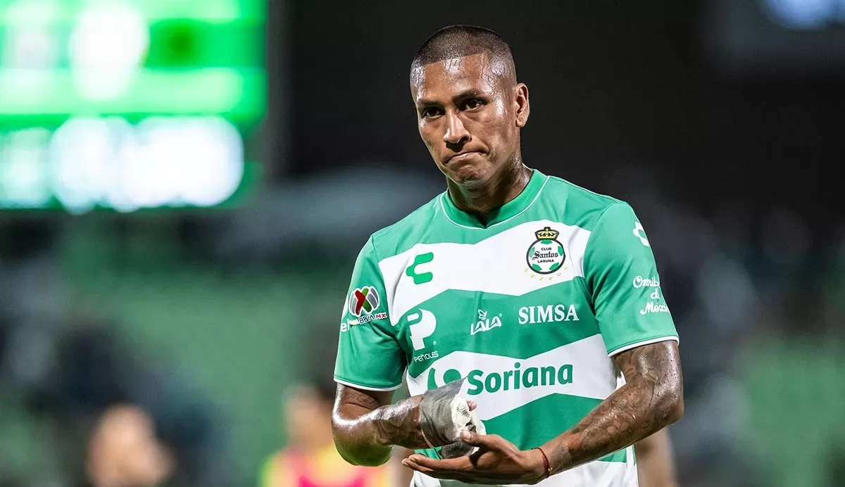 Preocupación por la salud de Pedro Aquino en Santos Laguna y en Perú: el mediocampista será sometido a cirugía por lesión en la rodilla.