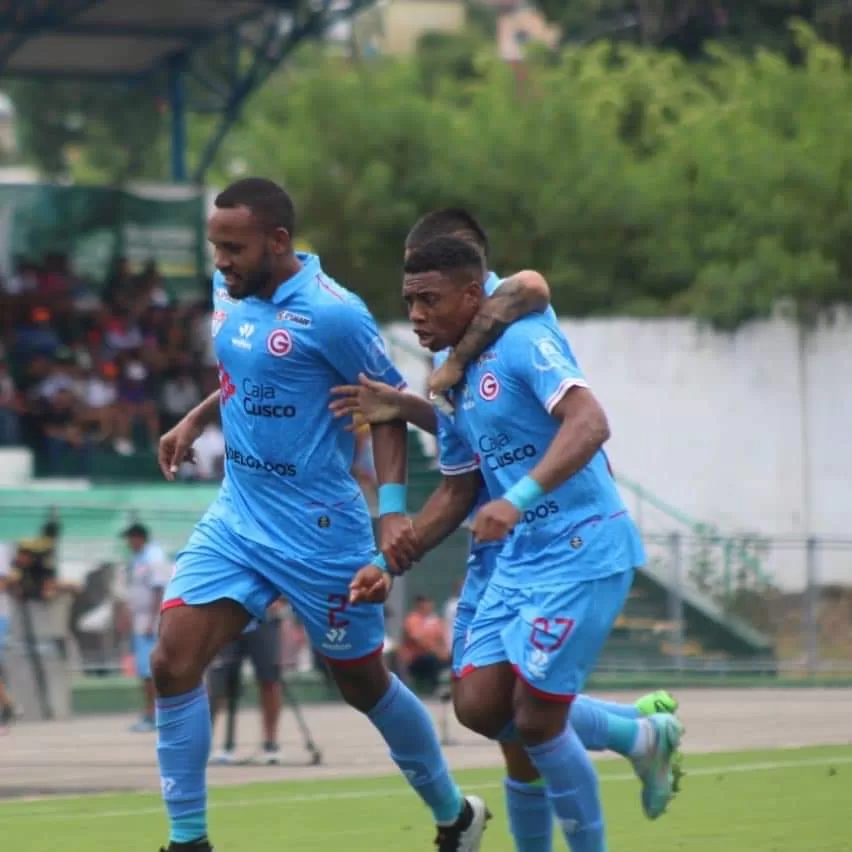 Jugadores de Garcilaso celebran un gol. 