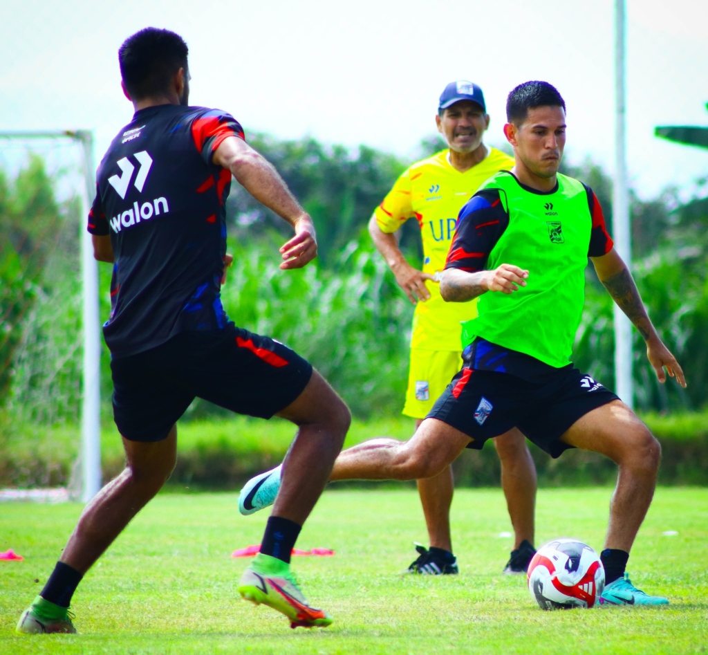 Dos jugadores de Mannucci disputan el balón en el entrenamiento del equipo con miras al partido con Cienciano. 