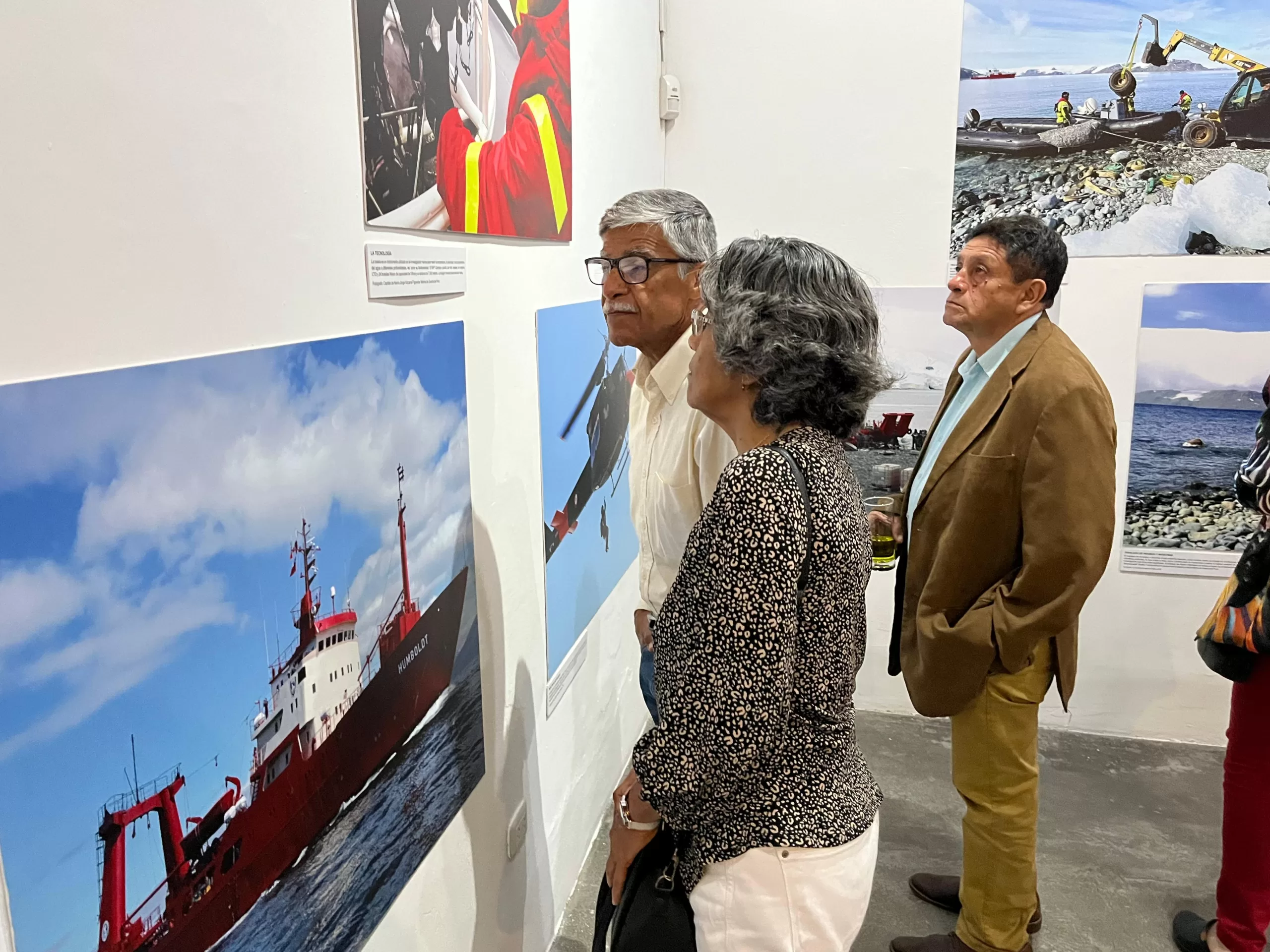 Cancillería Trujillo inaugura exposición fotográfica denominada El Perú en la Antártida.