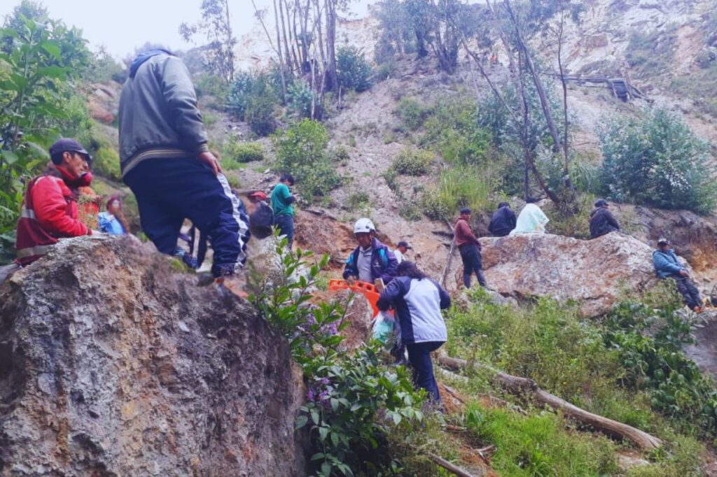Equipos de rescate intentan auxiliar a los obreros atrapados en un socavón de Quiruvilca, en la sierra de La Libertad.