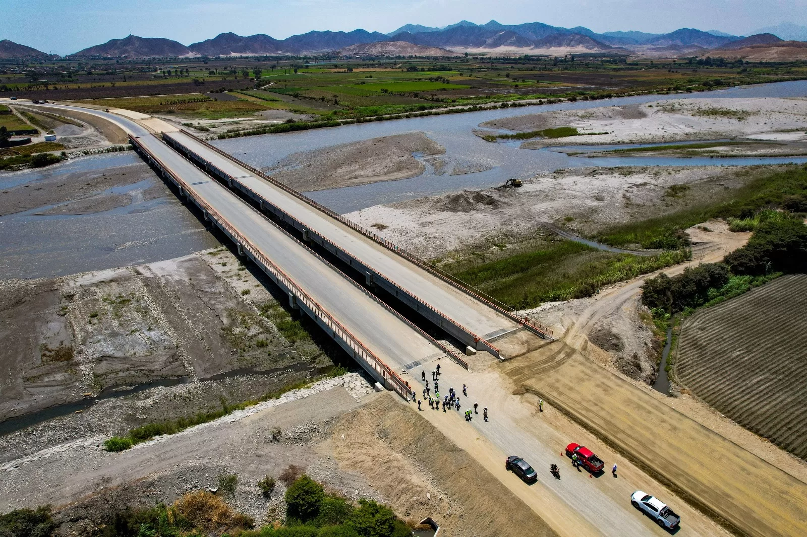 Construcción de la Vía de Evitamiento Chimbote alcanza un 82 % de avance Al cierre del primer trimestre de 2024, el Evitamiento Chimbote tiene más del 80% de avance. Obra abarca la pavimentación de 39.9 kilómetros y conectará las regiones de La Libertad y Áncash.