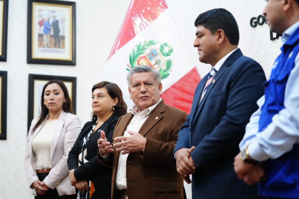 El gobernador César Acuña y el alcalde de Pacasmayo Ricardo Guanilo firmaron el convenio para que más personas tengan agua potable.