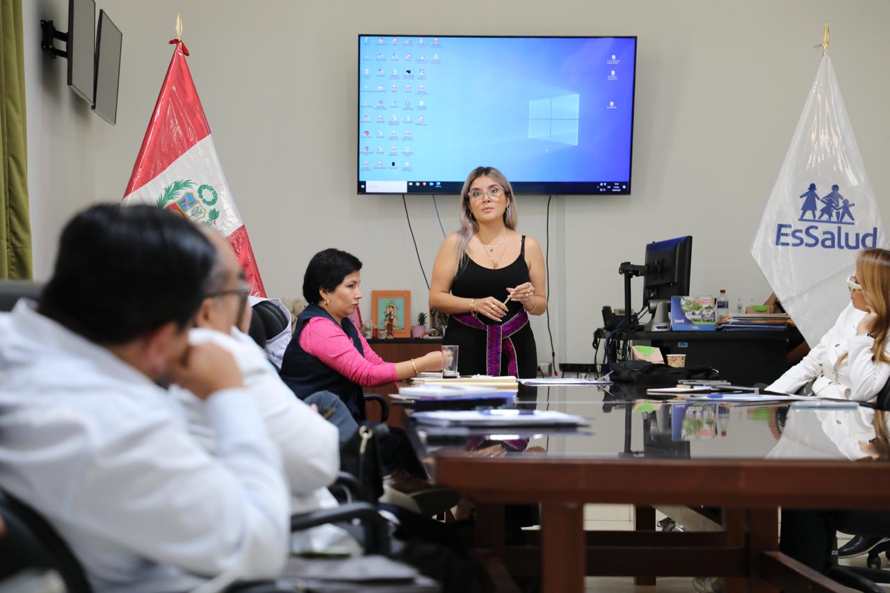 Claudia Holguín Armas, gerenta de la Red Asistencial La Libertad, anuncia visitas inopinadas a hospitales de EsSalud.
