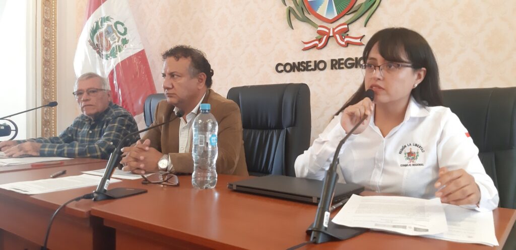 La consejeran Olanda Torres hablar en la sesión de consejo de La Libertad para aprobar el himno regional.