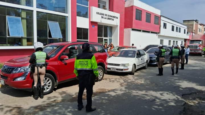 Trujillo llena de huecos. Unos seis policías intervienen una hilera de vehículos estacionados frente al Colegio de Economistas del Perú, en La Libertad. 