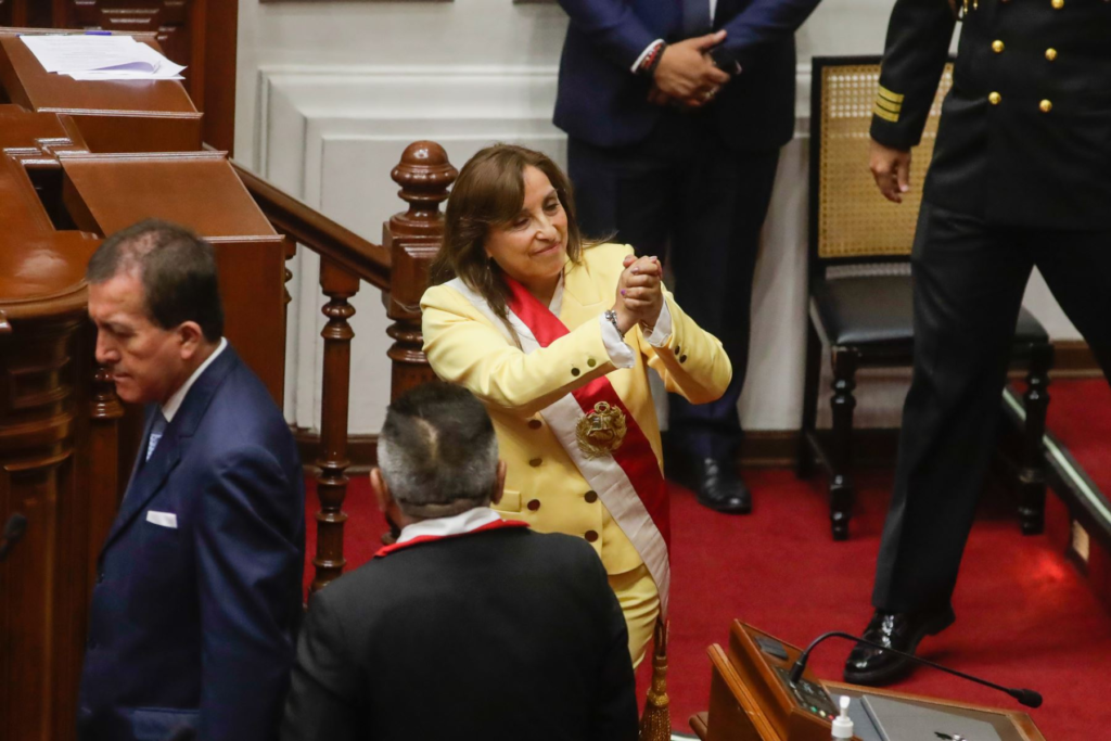 Dina Boluarte junto a congresistas del Perú.