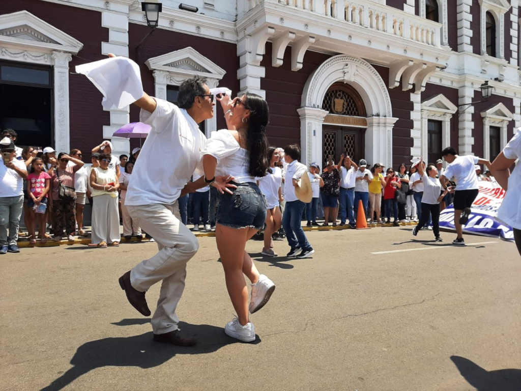 Una pareja de bailadores baila marinera en la calle. Hoy 7 de junio es feriado en el Perú.