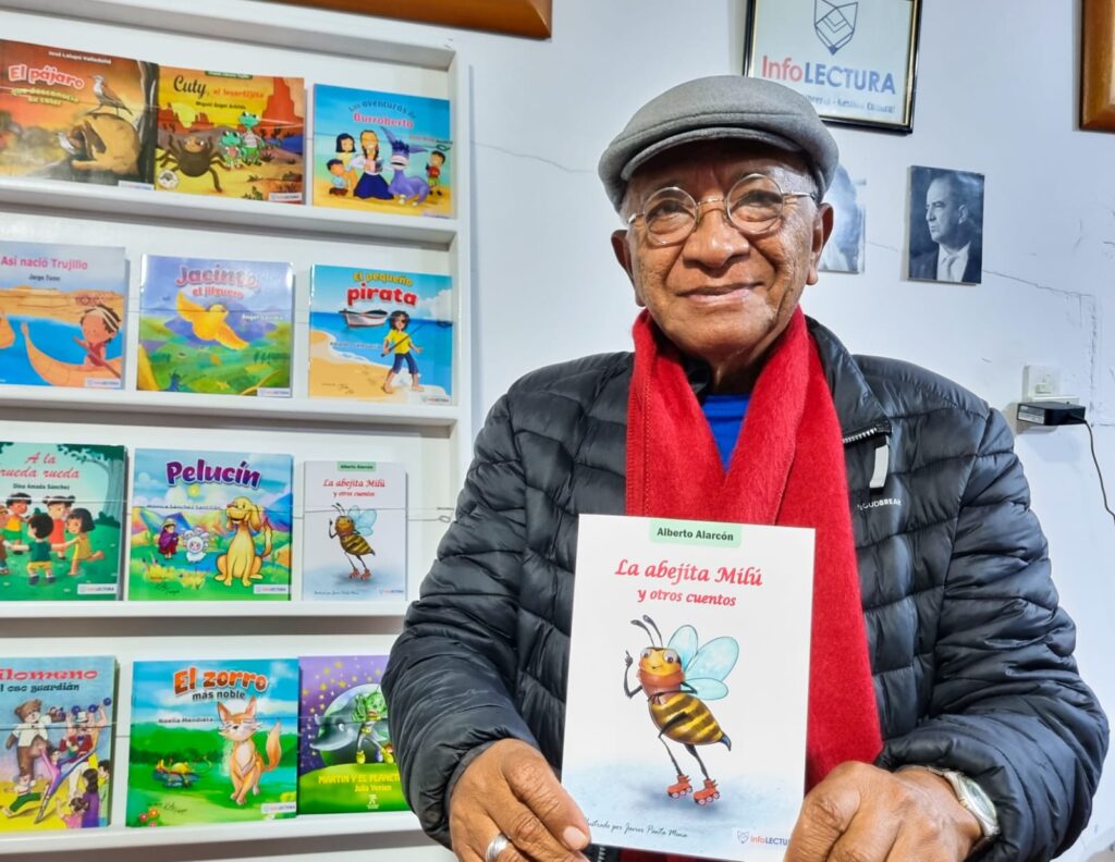 Alberto Alarcón muestra su libro La abjetiva Milú.