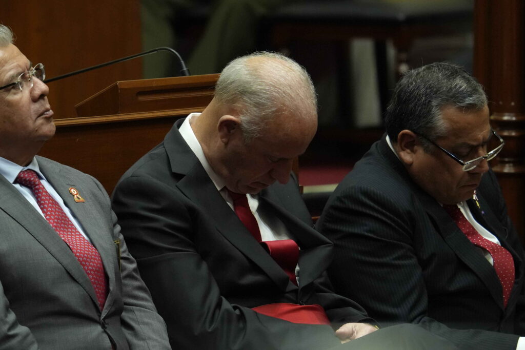 Javier González-Olaechea es captado durmiendo durante discurso de Dina Boluarte. 