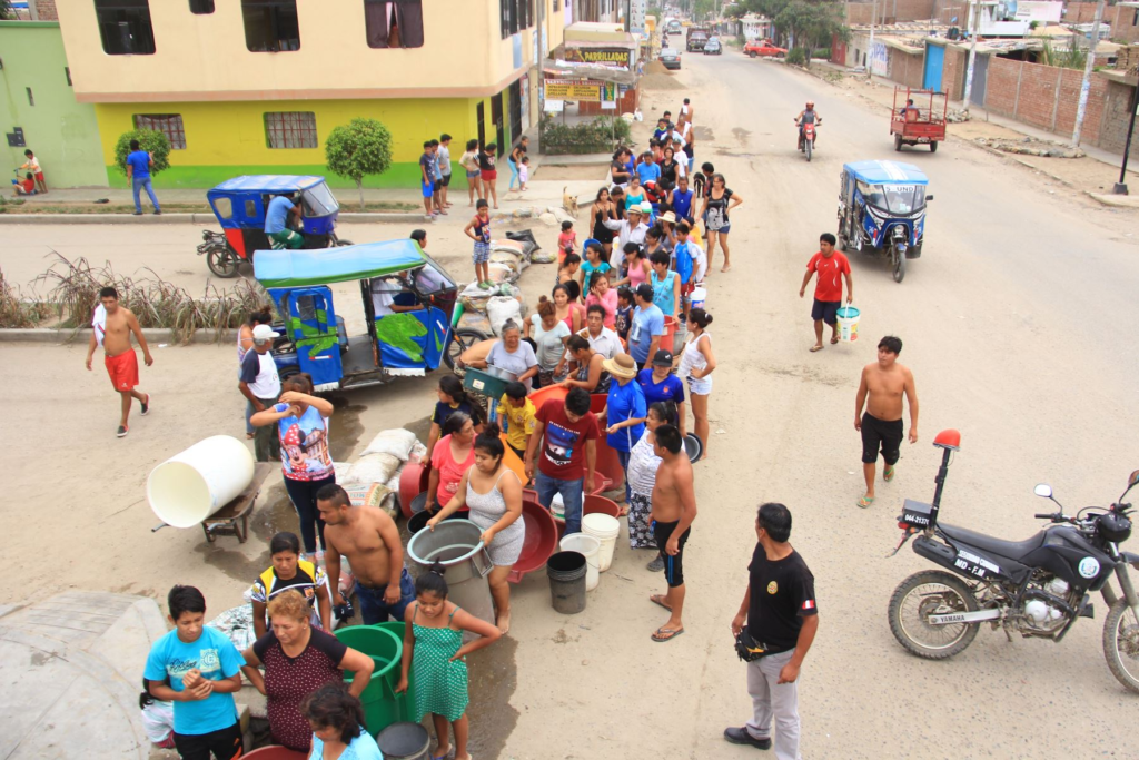Decenas de personas forman cola por agua que reparte Sedalib