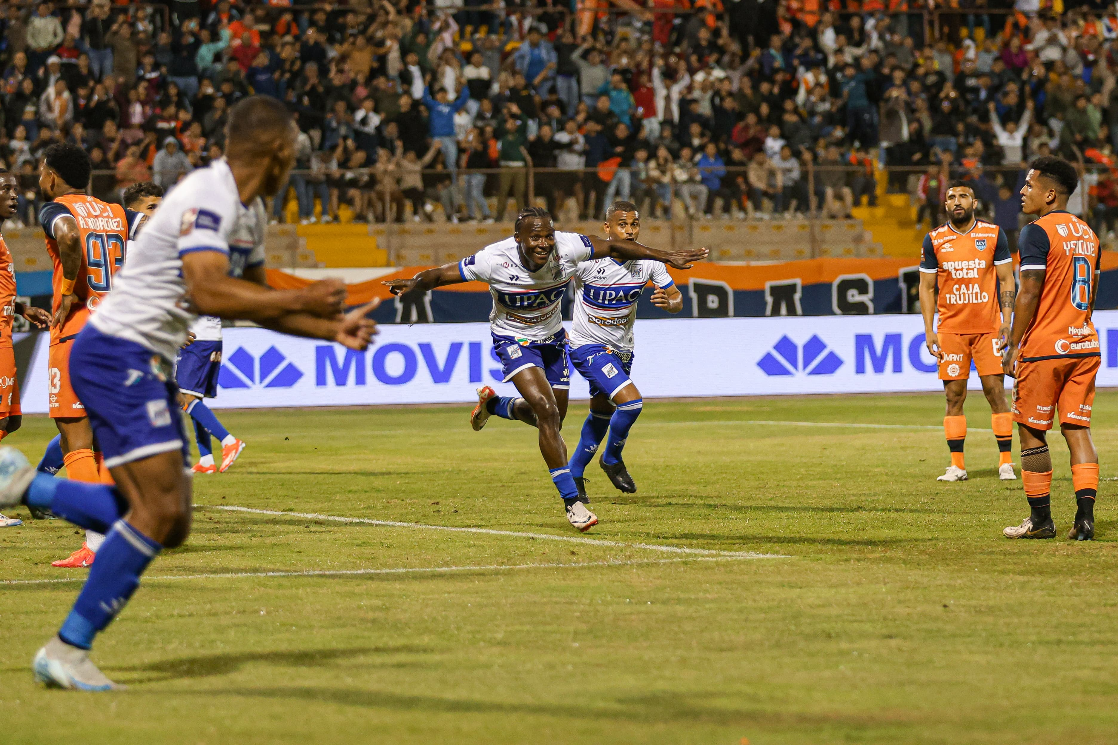 Mannucci. Cortés celebra un gol.