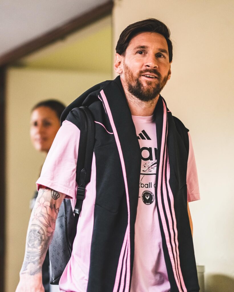 Messi sonríe en su visita al estadio Monumental de Lima, con el Inter Miami.