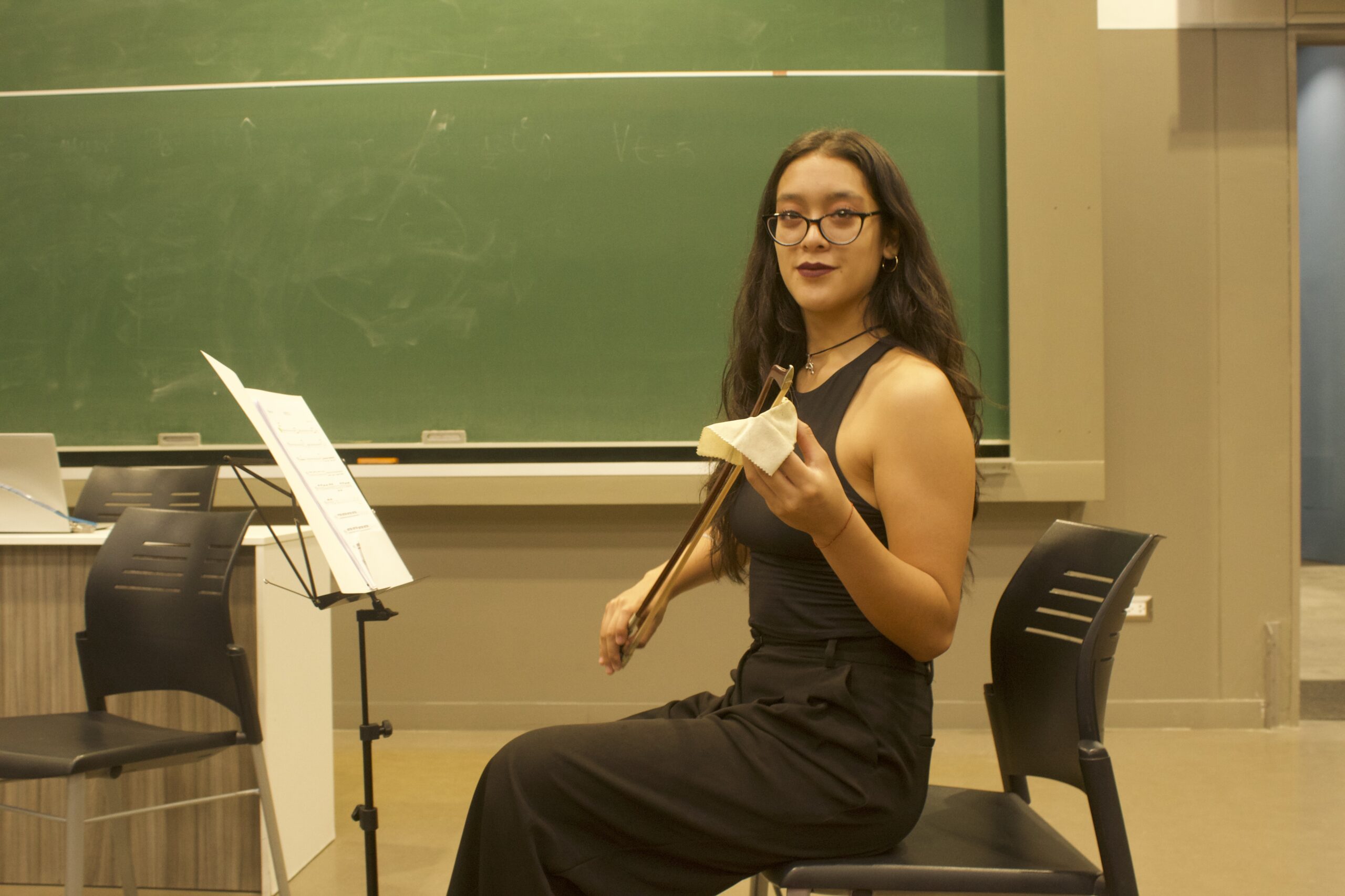 Delia preparándose para el concierto UDEP