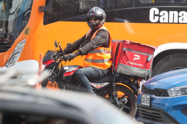 Un motociclista usa chaleco reflectivo con el número de placa de su moto. El gobierno decidió suspender su uso obligatorio a nivel nacional, con excepción de Lima y Callao. Este hecho forma parte del resumen de noticias más importante de la semana.