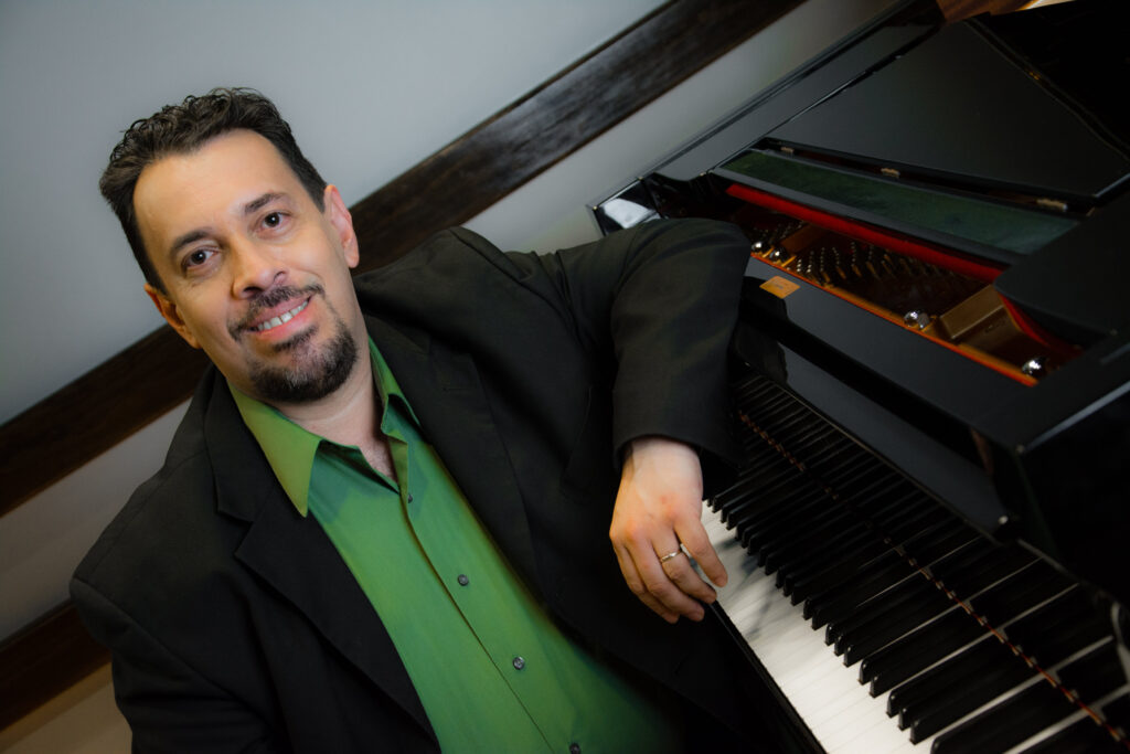 Manuel Matarrita se presentará con la Orquesta Sinfónica de Trujillo.