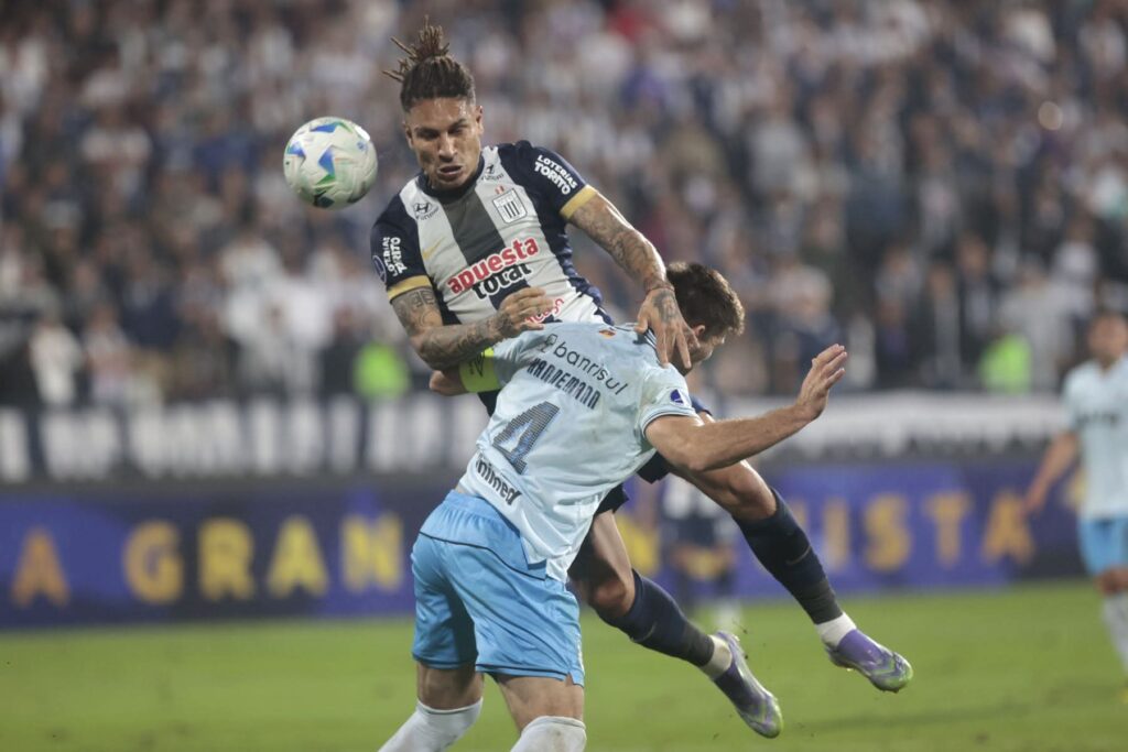 Paolo Guerrero disputa el balón con un central de Gremio. Alianza Lima se impuso 2-0 en el partido de ida en Lima.